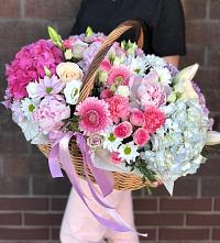 Композиция солнечный день в Куликовых Копанях Цветочная композиция из Розы, Хризантемы, Пионы и Лизиантусы в корзине в Куликовых Копанях
