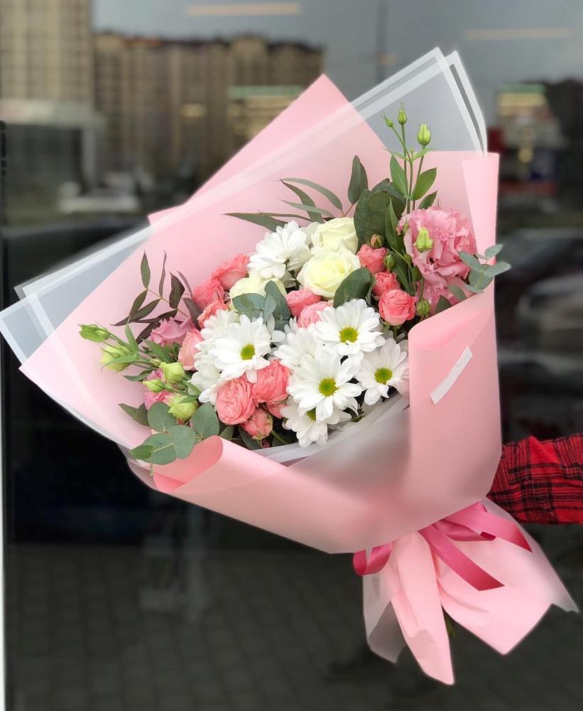 Букет нежный в Куликовых Копанях Букет цветов из: Розы, Лизиантусы и Хризантемы в Куликовых Копанях
